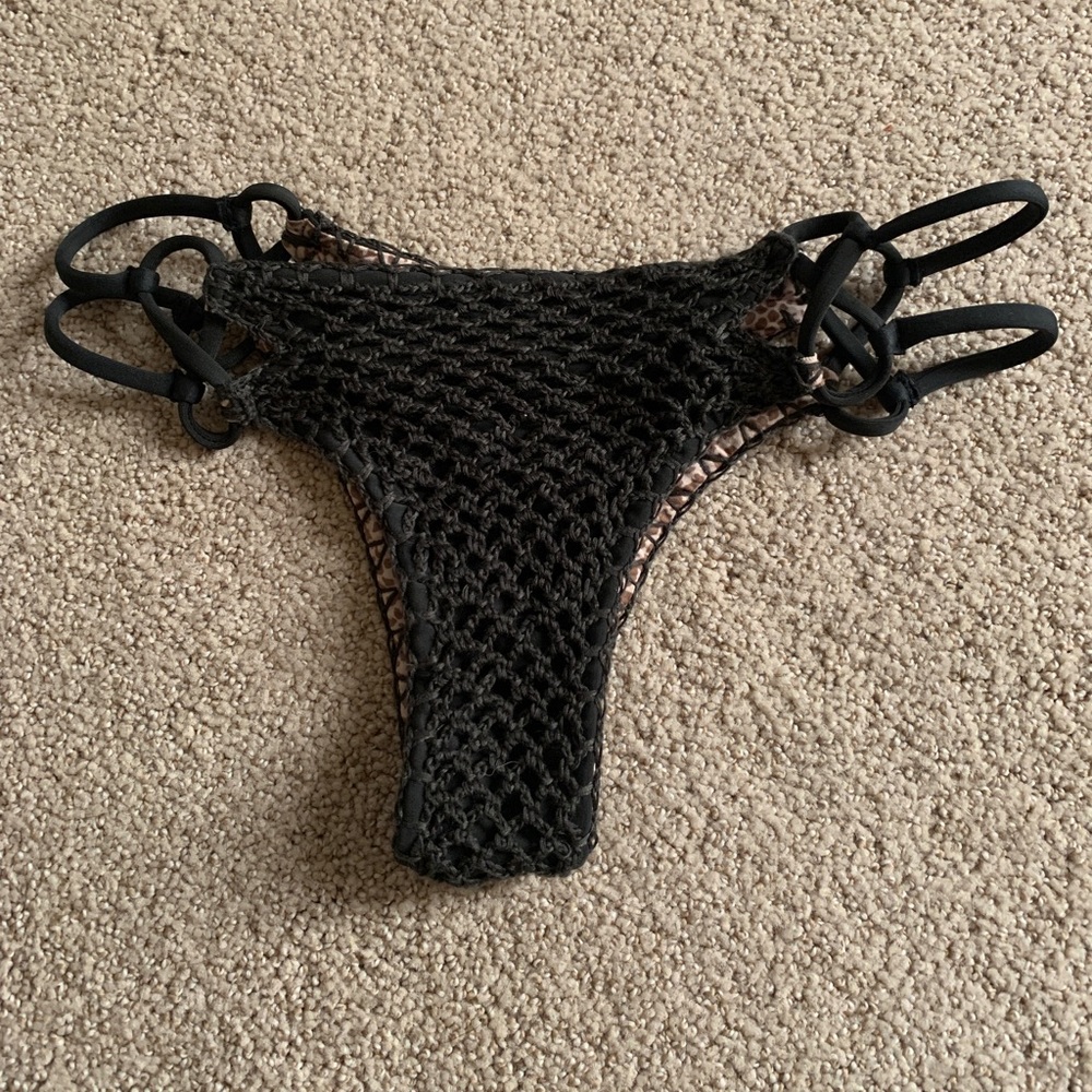 Acacia swim bottoms size med read description